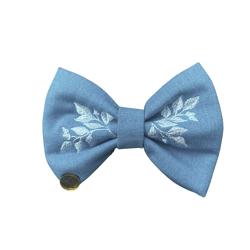 Lacinho com bordado de flores Pet Azul claro