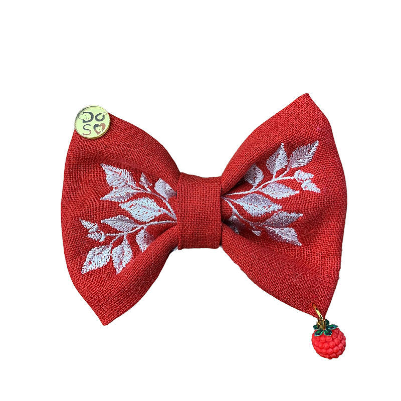 Lacinho vermelho com flores e berloque surpresa para pet