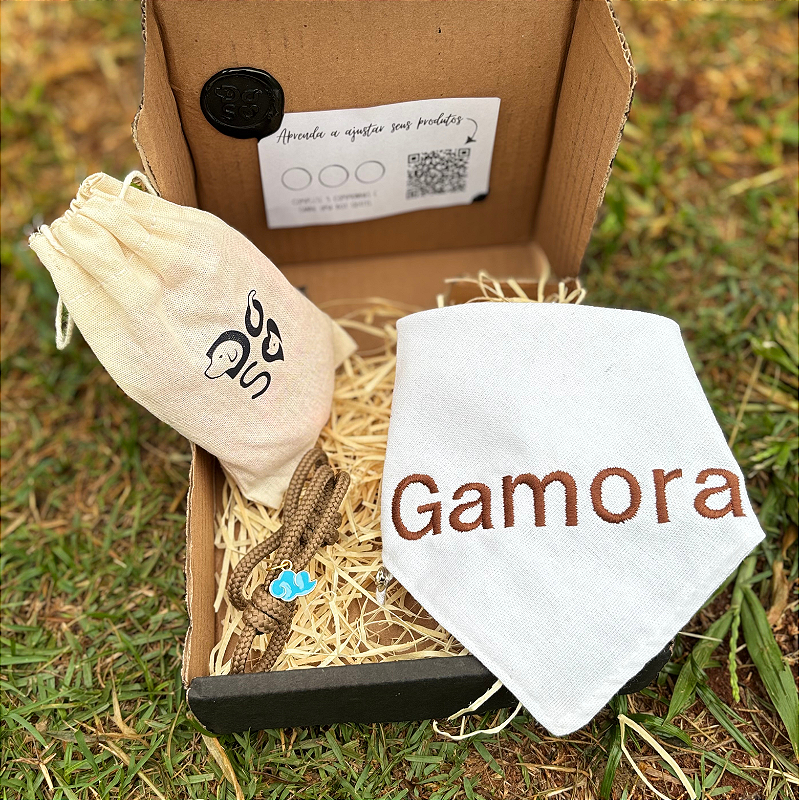 Super Shinebox bandana branca com nome e colar marrom com berloque surpresa para pet